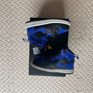 Jordan 1 mid Black and Blue
